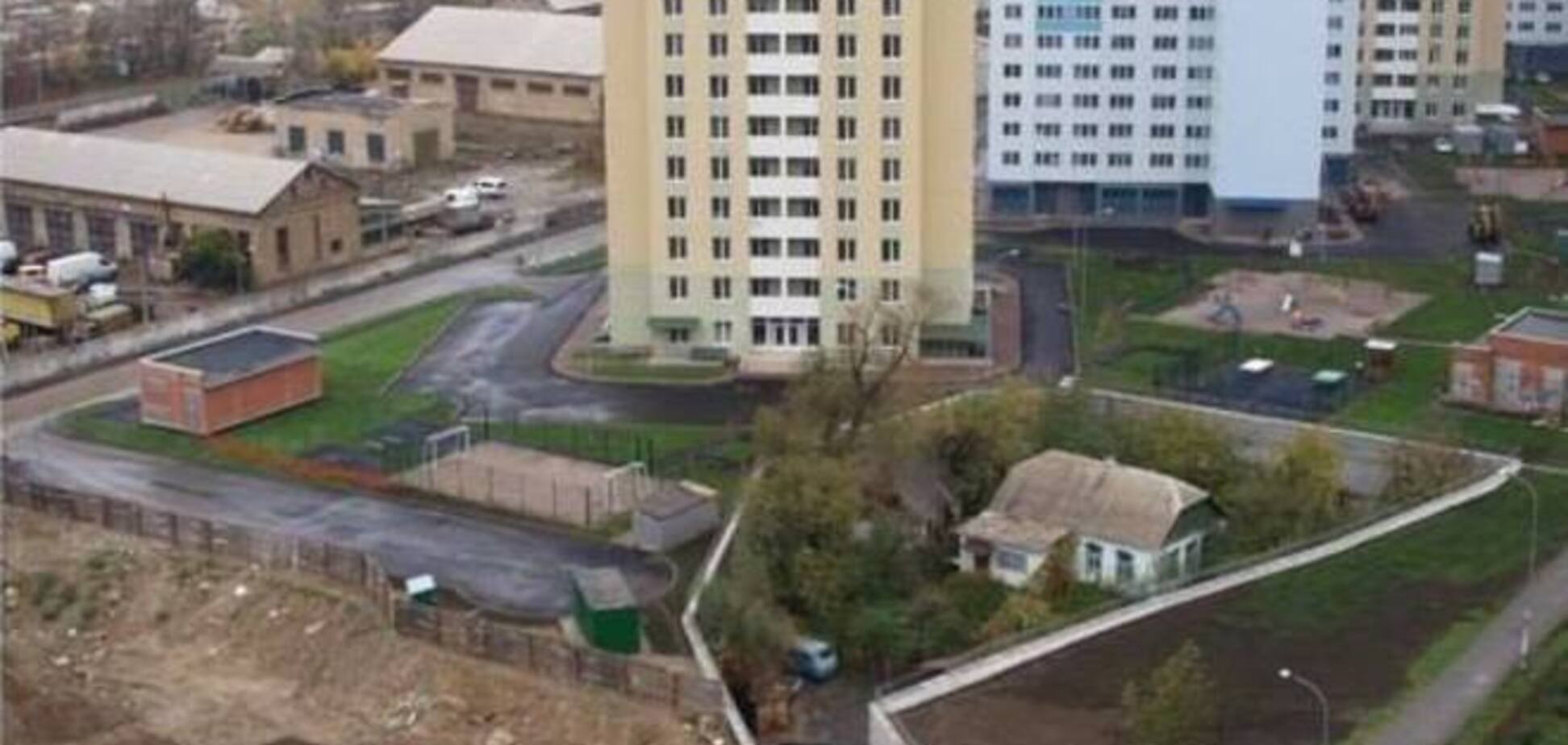 Последний из могикан. На Позняках застройщики 'пожалели' единственный частный дом