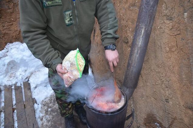 'Особая укропская магия': опубликованы фото приготовления солдатами борща в зоне АТО