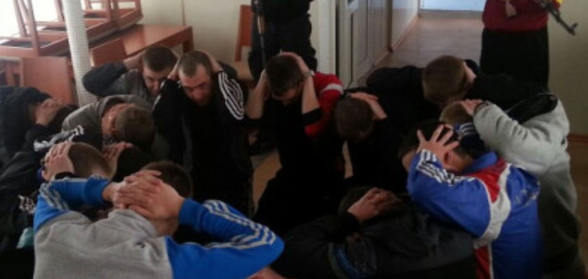 Порошенко поручил СБУ освободить всех заложников террористов до 25 декабря