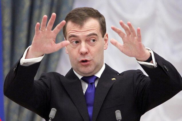 Медведев объявил аннексию Крыма 'юридическим фактом, с которым надо считаться'