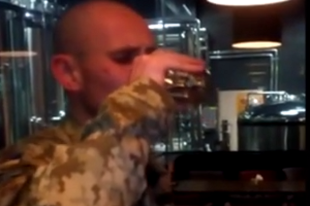 'Киборг' Маршал показал, как 'обмывал' свой орден: опубликовано видео