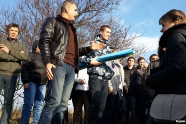 В оккупированном Крыму людям заплатили по 120 гривен, чтобы те сыграли 'митингующих одесского завода': видеофакт