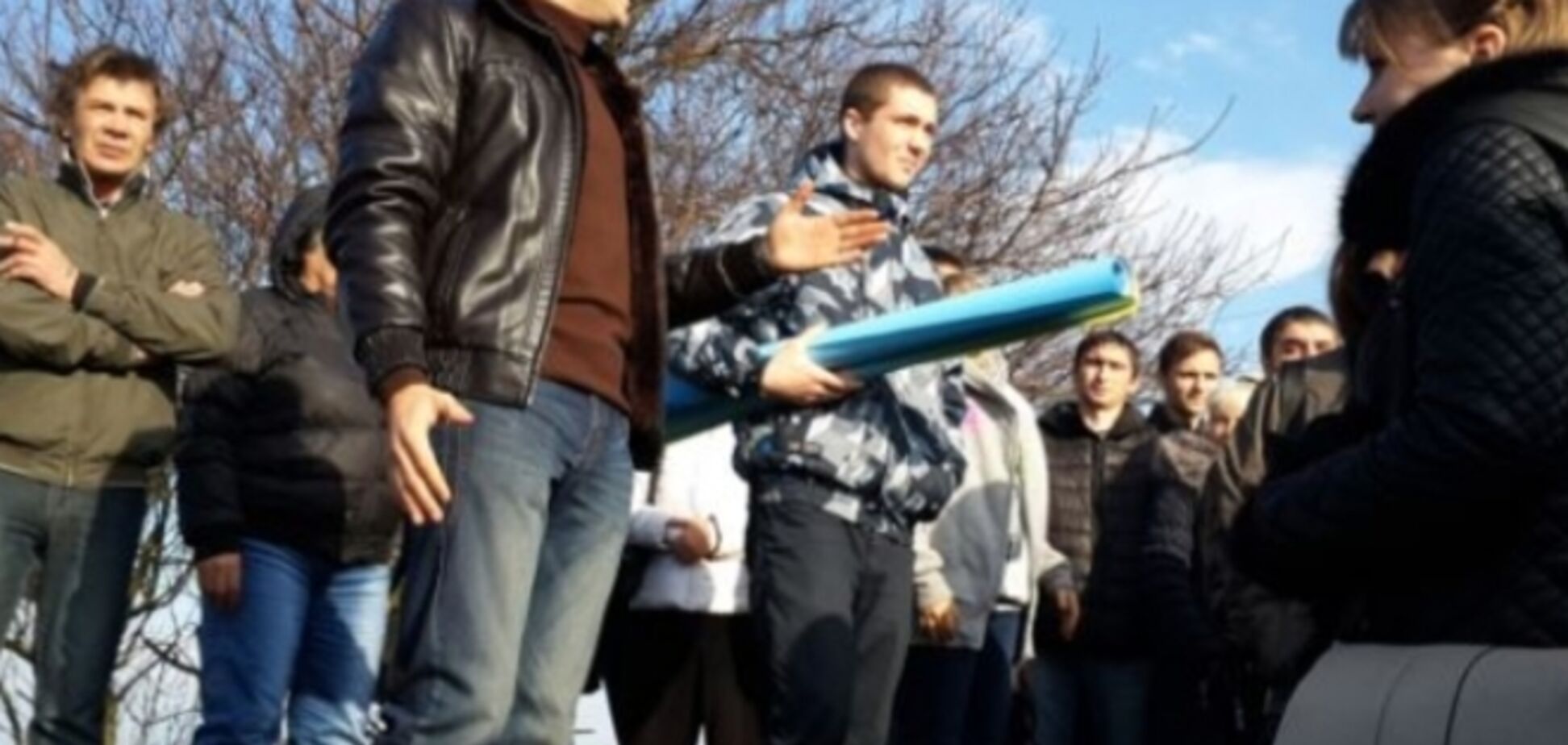 В окупованому Криму людям заплатили по 120 гривень, щоб ті зіграли 'мітингувальників одеського заводу': Відеофакт