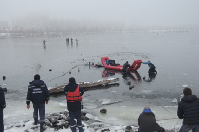 В Киеве пара во время прогулки провалилась под лед