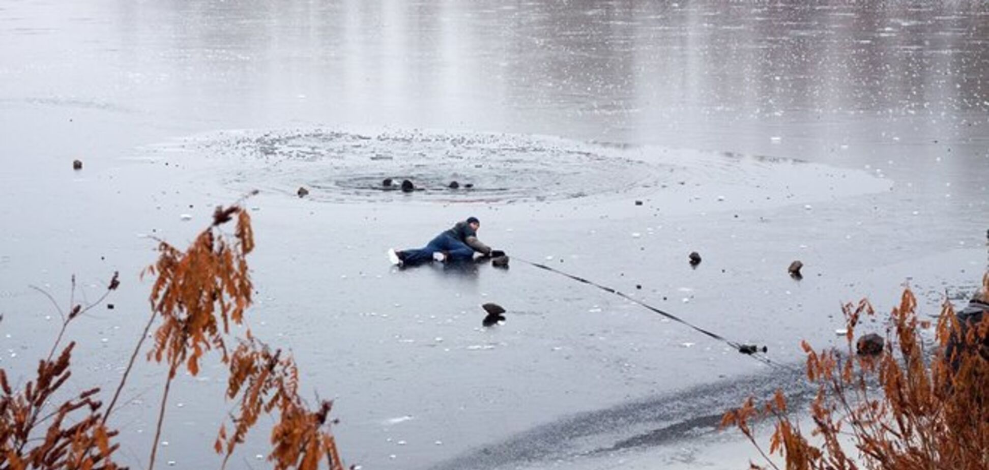 Киевляне разыскивают храбреца, который помог спасти провалившуюся под лед пару 
