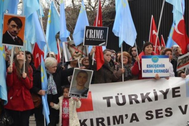 'Вбивця Путін, геть із Криму': кримські татари пікетували посольство Росії в Туреччині