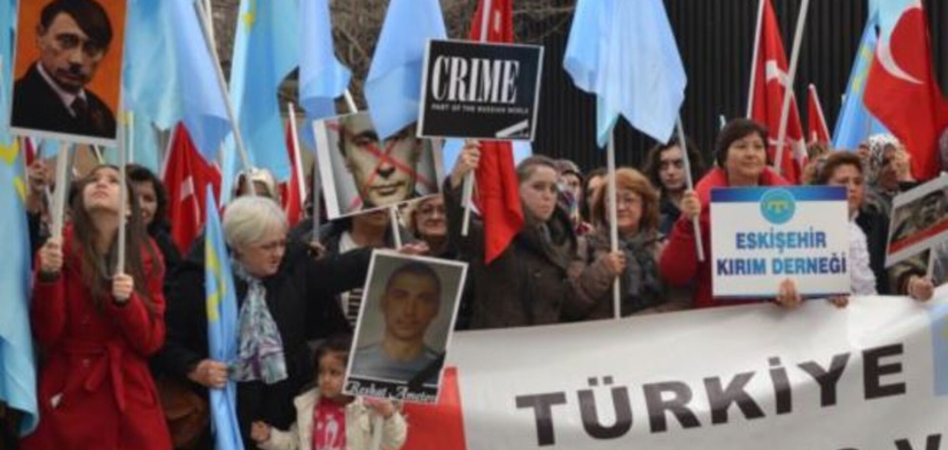 'Вбивця Путін, геть із Криму': кримські татари пікетували посольство Росії в Туреччині