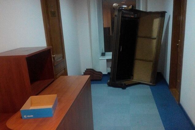 Изгнанный из кабинета Кивалов забрал с собой даже вмонтированные в стену шкафы