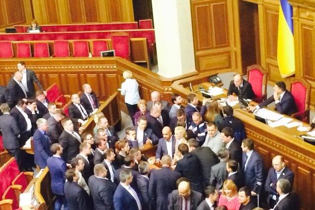 Депутаты от Блока Порошенко блокировали трибуну Рады: фотофакт