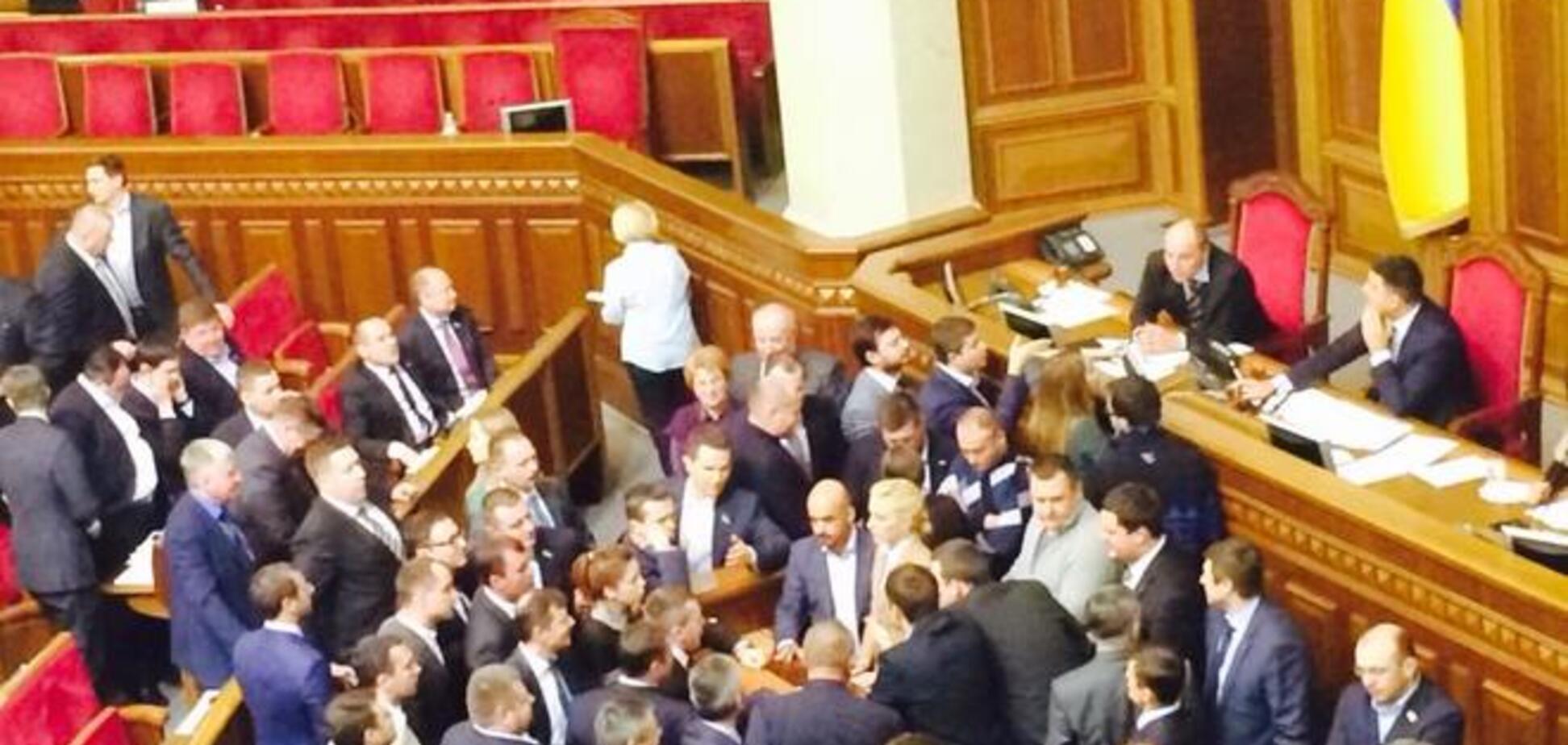Депутати від Блоку Порошенка блокували трибуну Ради: фотофакт