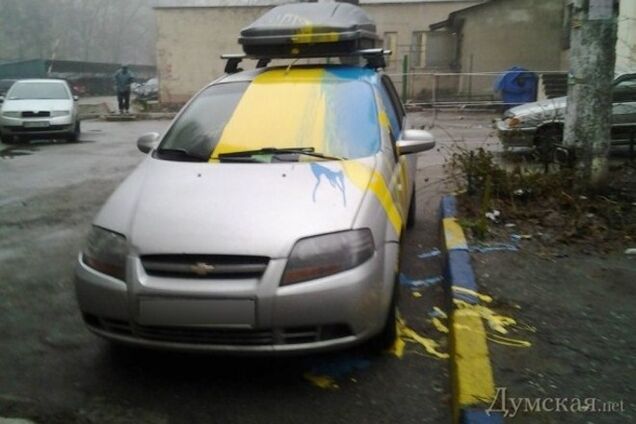 В Одессе автомобили облили краской из-за украинских флажков: опубликованы фото