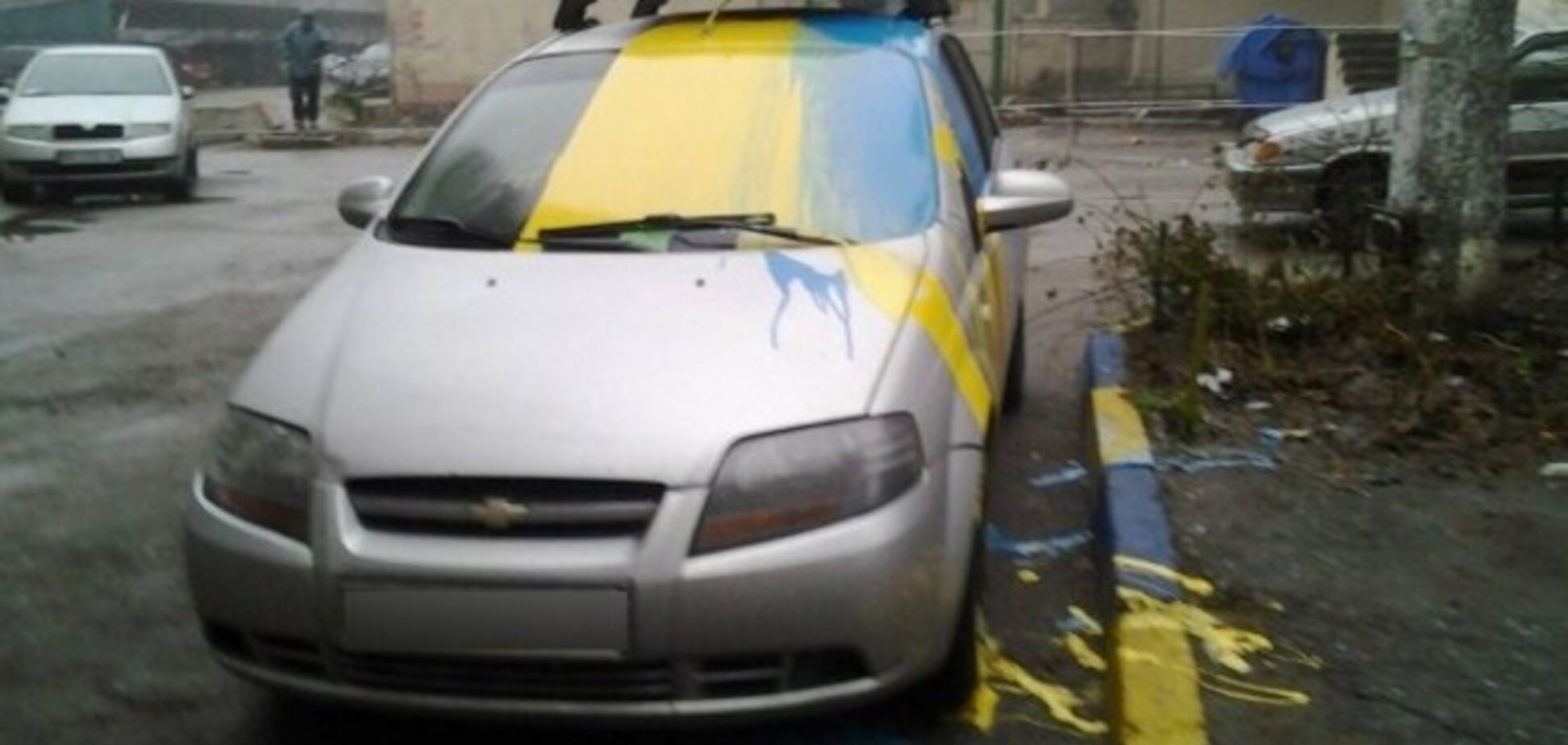 В Одессе автомобили облили краской из-за украинских флажков: опубликованы фото