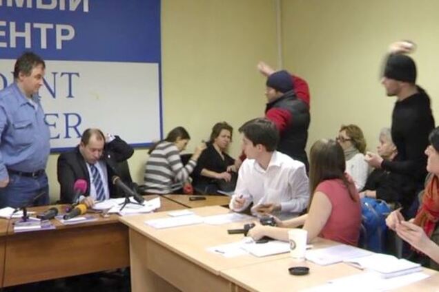 В Москве сторонники Кадырова забросали яйцами правозащитников: опубликовано видео