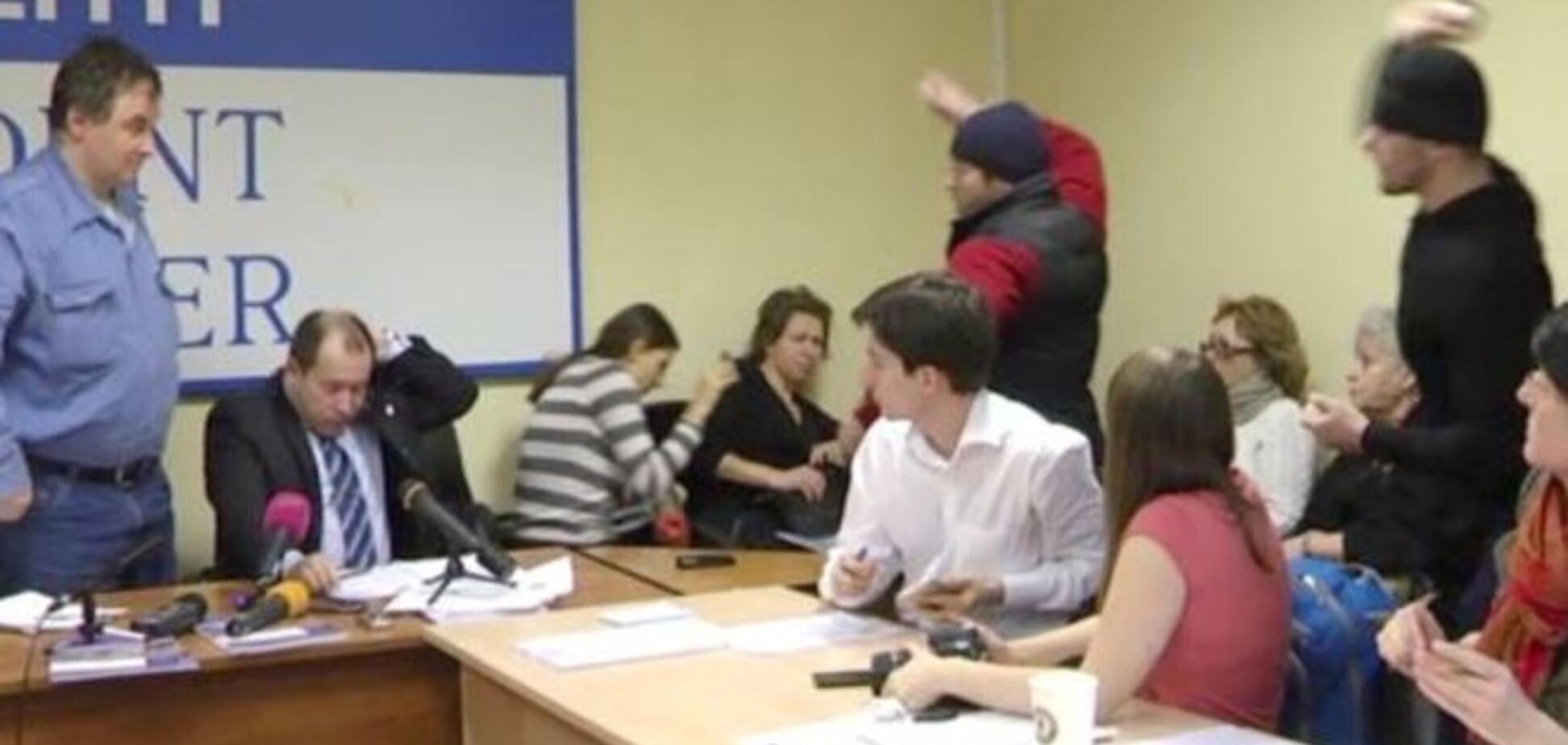 В Москве сторонники Кадырова забросали яйцами правозащитников: опубликовано видео