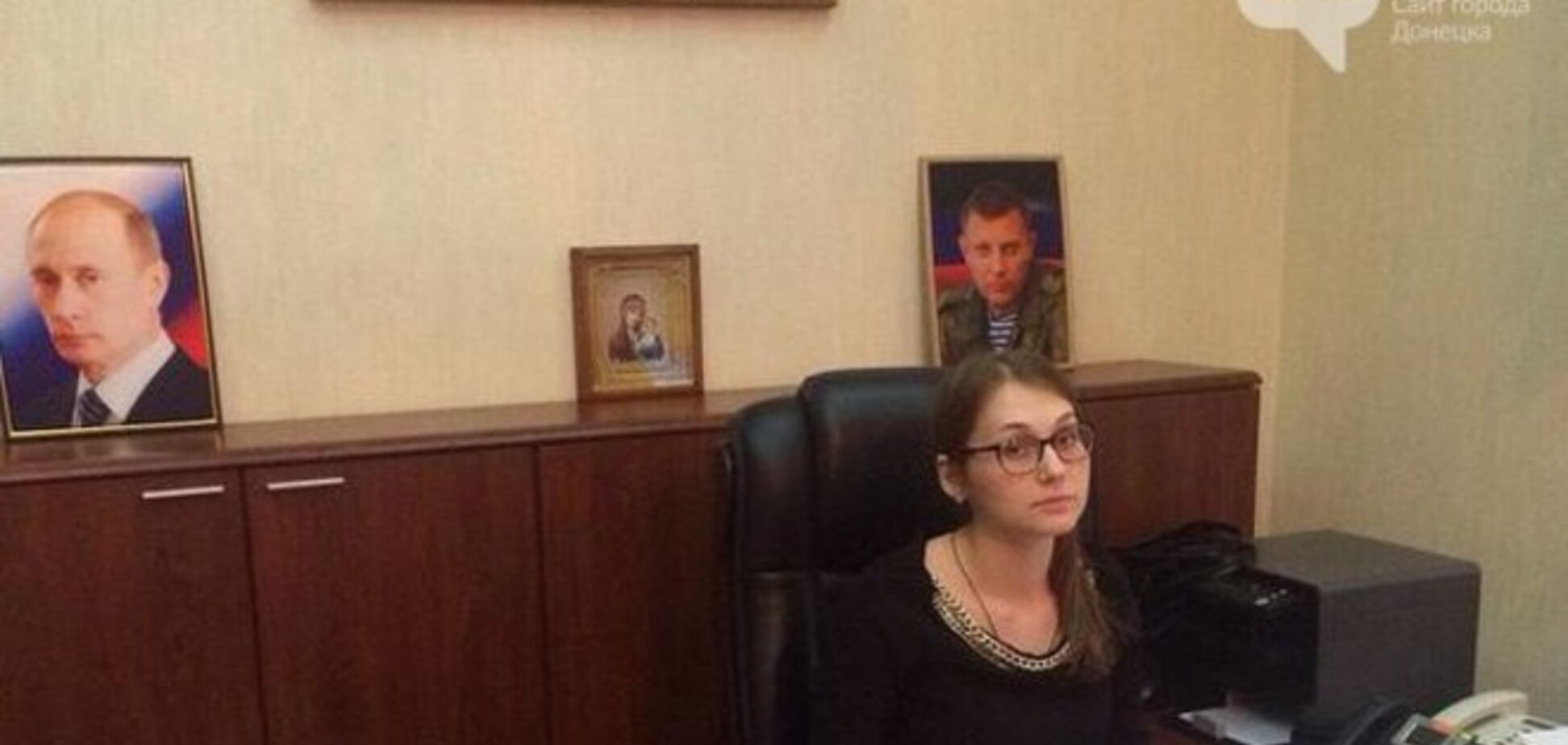Фотофакт: портреты Путина и Захарченко стоят в кабинете 'министра ДНР'