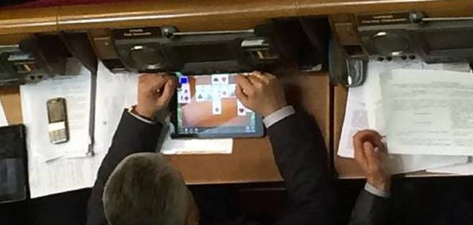 Свободовец во время заседания Рады играл в пасьянс: опубликовано фото