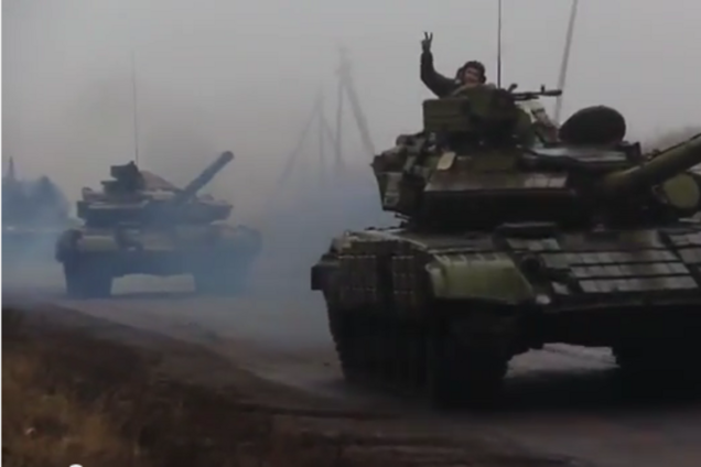 В сети появилось видео передвижения бронетехники тергруппировок 'Оплот' и 'Сомали'