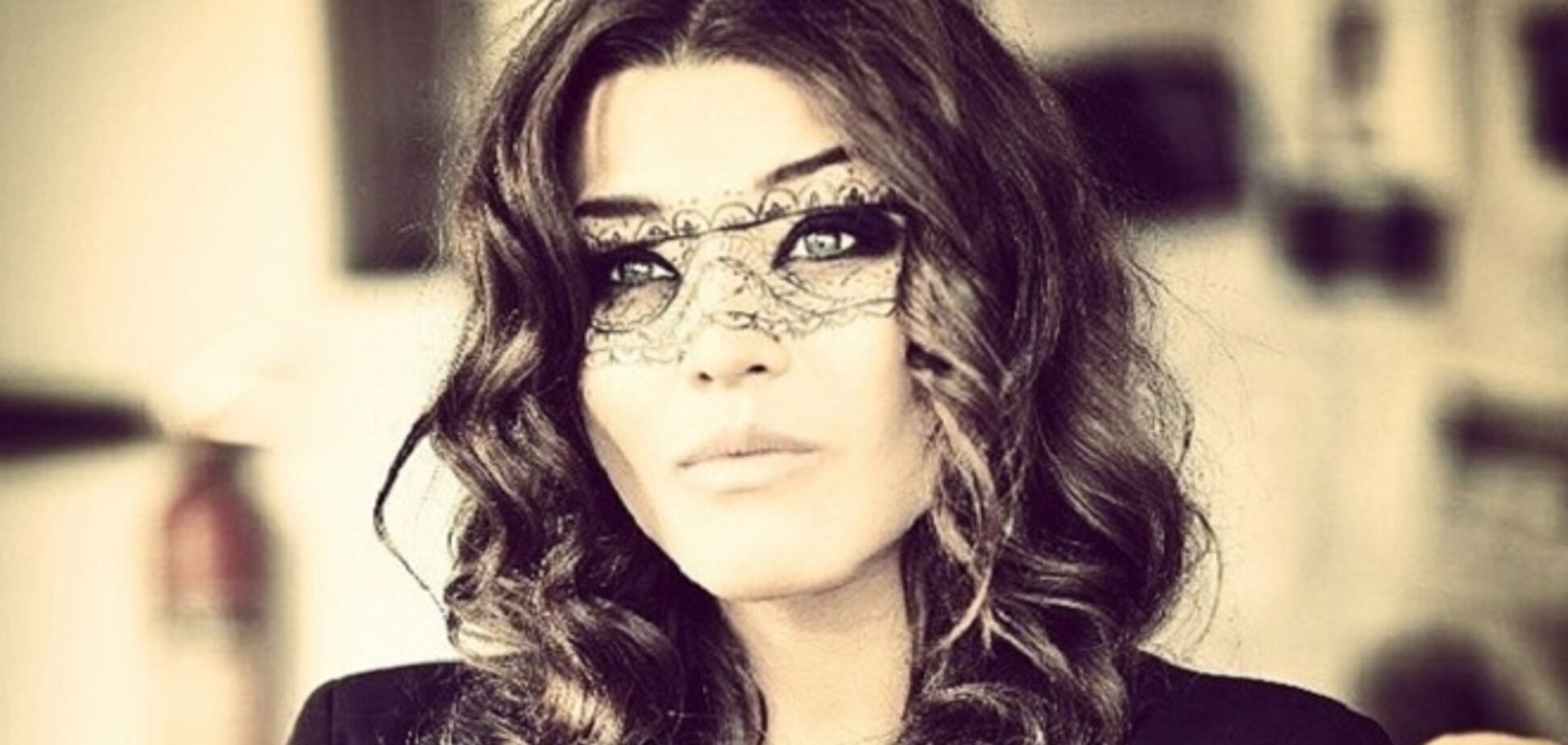 Чем займутся звезды в новогоднюю ночь: Мейхер уединится с мужем и детьми, а Полякова споет на корпоративе