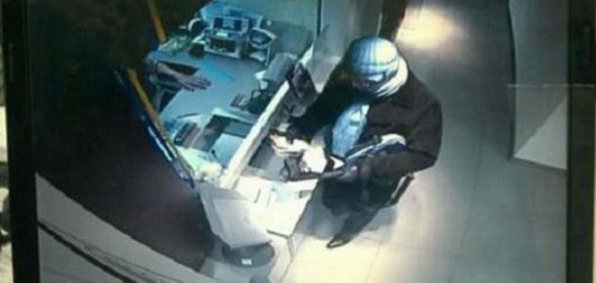 В Киеве мужчина с пистолетом ограбил банк: опубликовано видео с камер наблюдения 