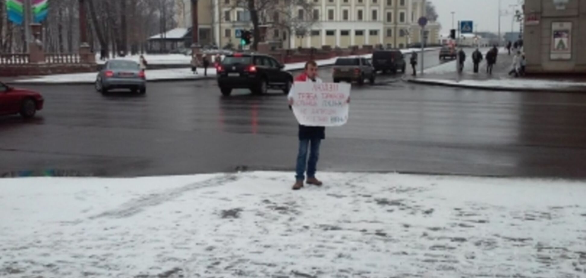 В Минске смелый активист в одиночку выступил против политики Путина: фотофакт