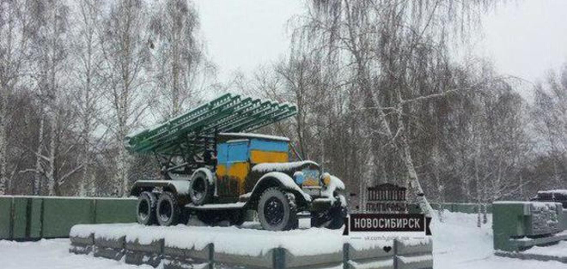 В Новосибирске раскрасили памятник Ленину, танк и зенитку 'Катюша' в цвета украинского флага