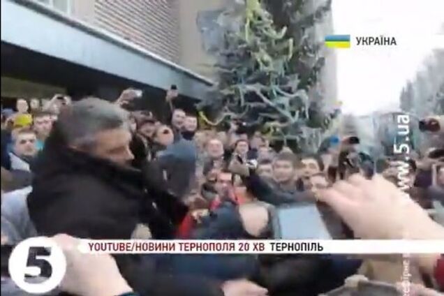 У Тернополі студенти ПТУ кинули в сміттєвий бак депутата облради: опубліковано відео