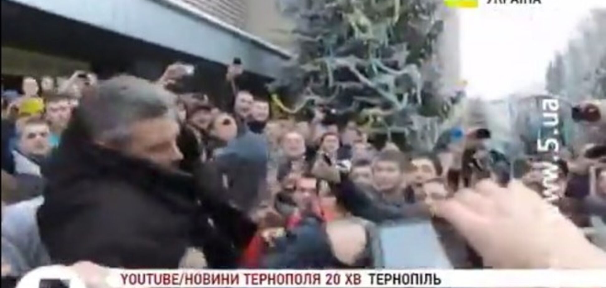 В Тернополе студенты ПТУ бросили в мусорный бак депутата облсовета: опубликовано видео