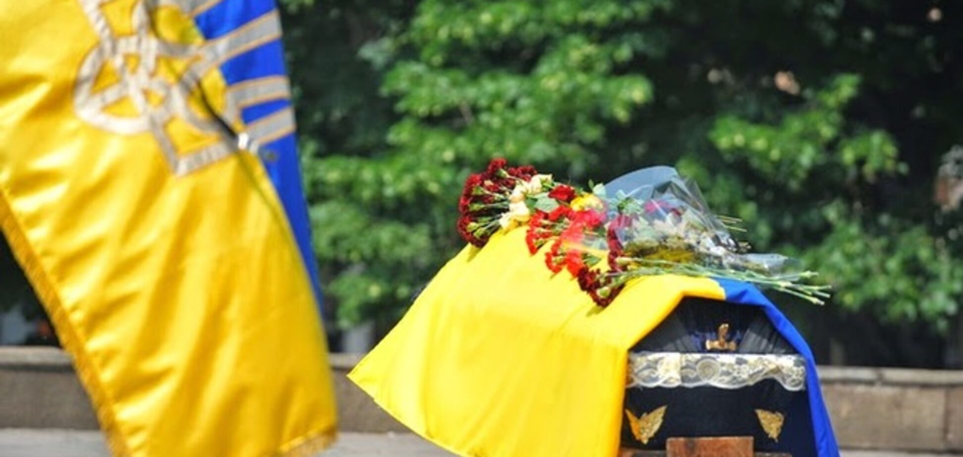 На похоронах 'киборга' в Славянске поп запретил украинский флаг как пропаганду