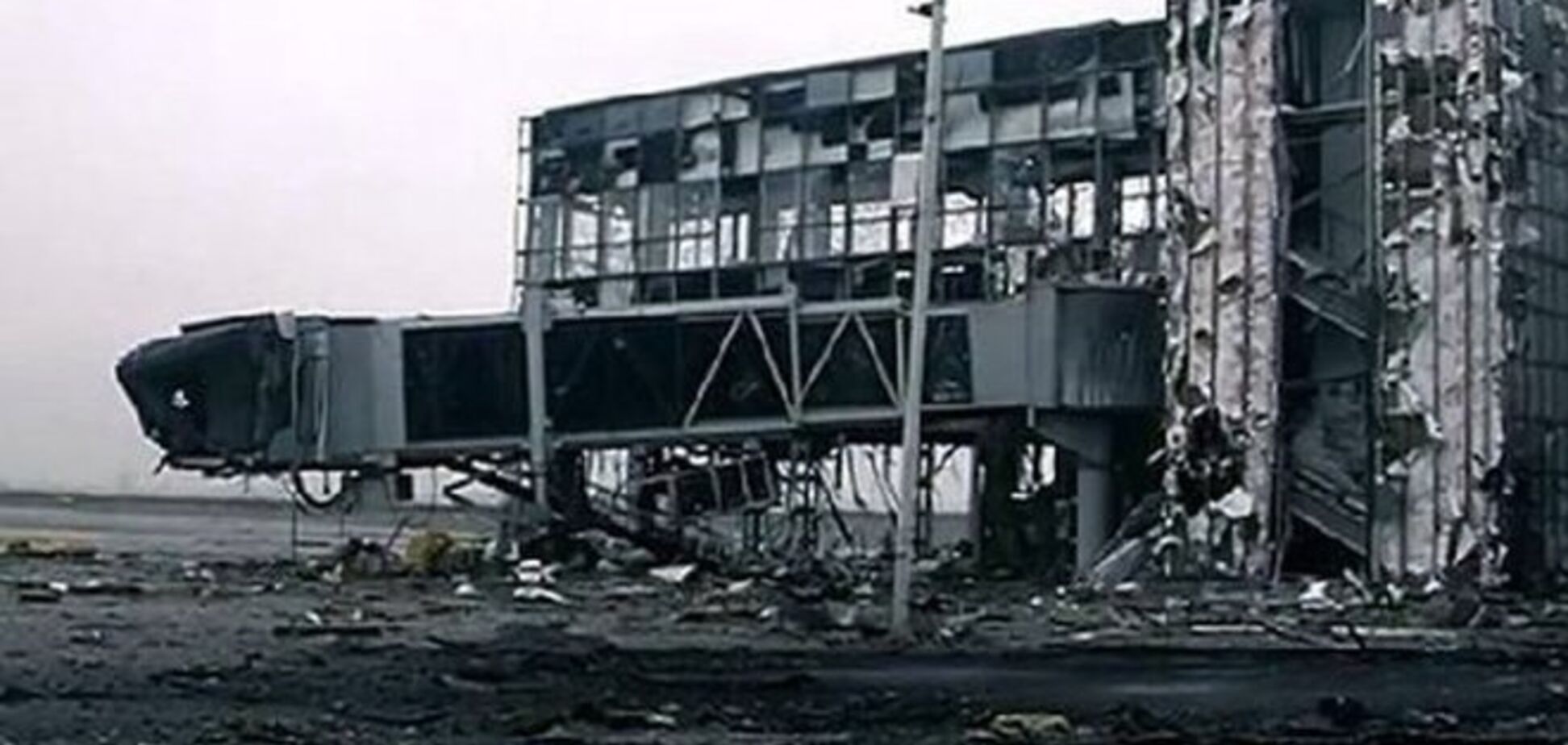 Командир 'Азова' объяснил, почему нельзя сдавать 'бесполезный' донецкий аэропорт