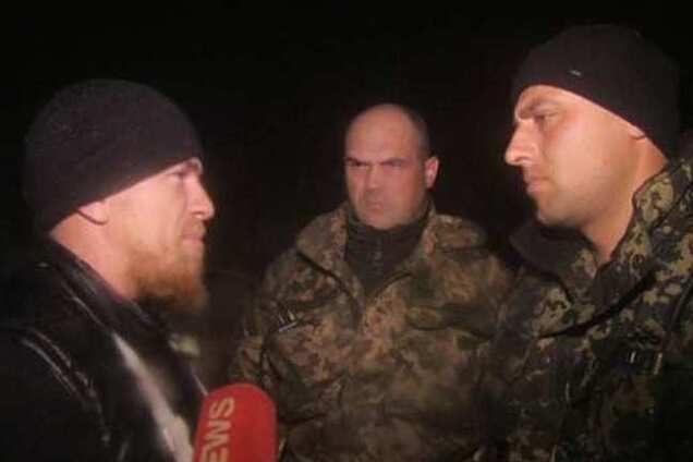 Руку террористу Мотороле пожимал украинский офицер. Фотофакт