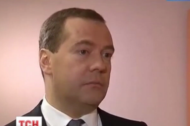 Медведев советует россиянам терпеть и наблюдать за рублем