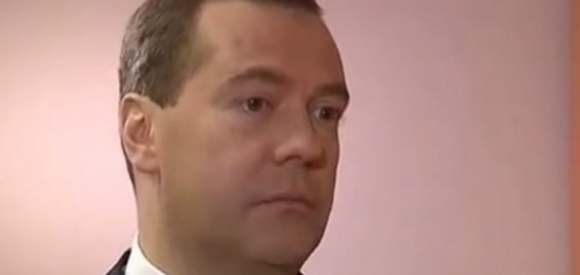 Медведев советует россиянам терпеть и наблюдать за рублем