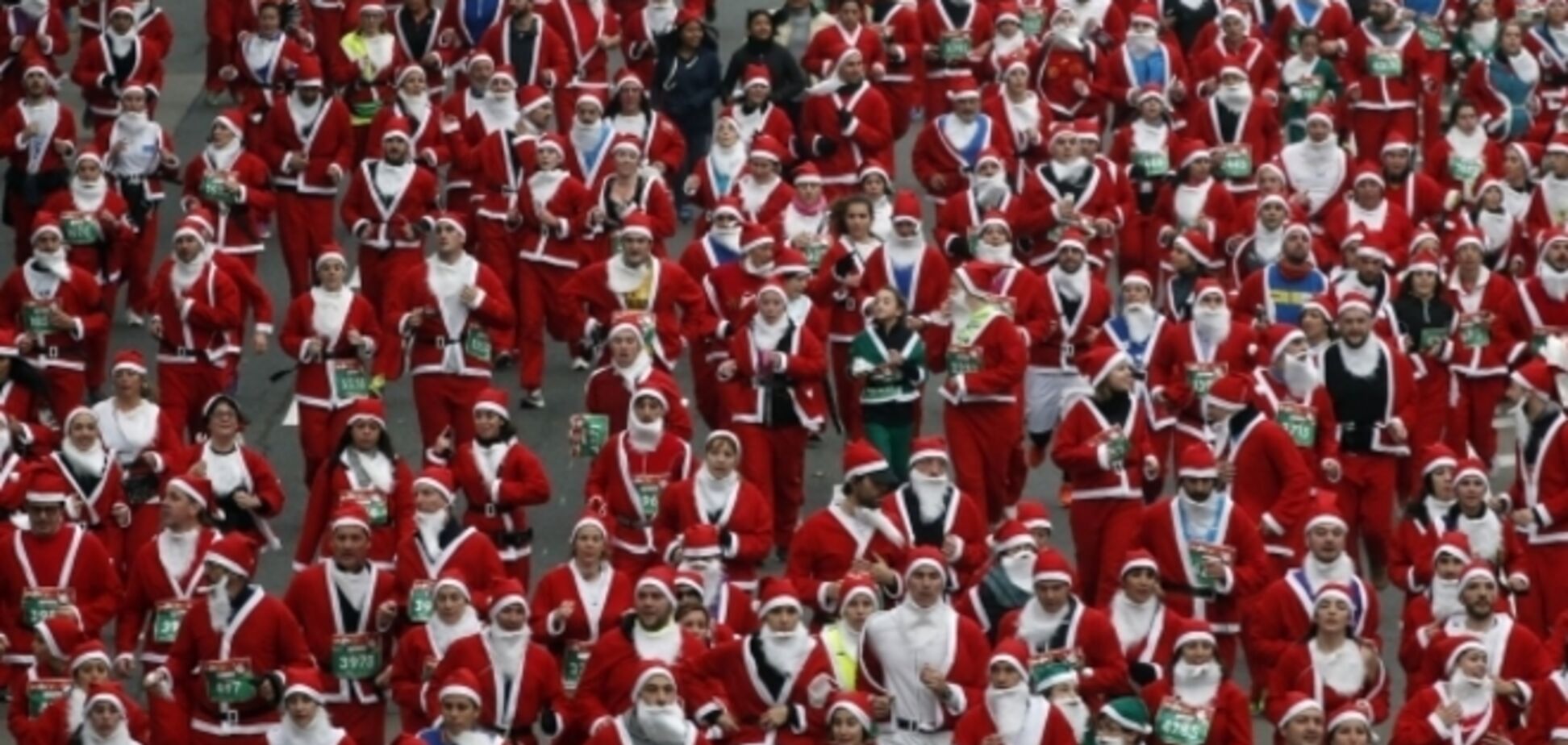 Мадрид заполонили тысячи бегающих Санта-Клаусов: фото и видео забега