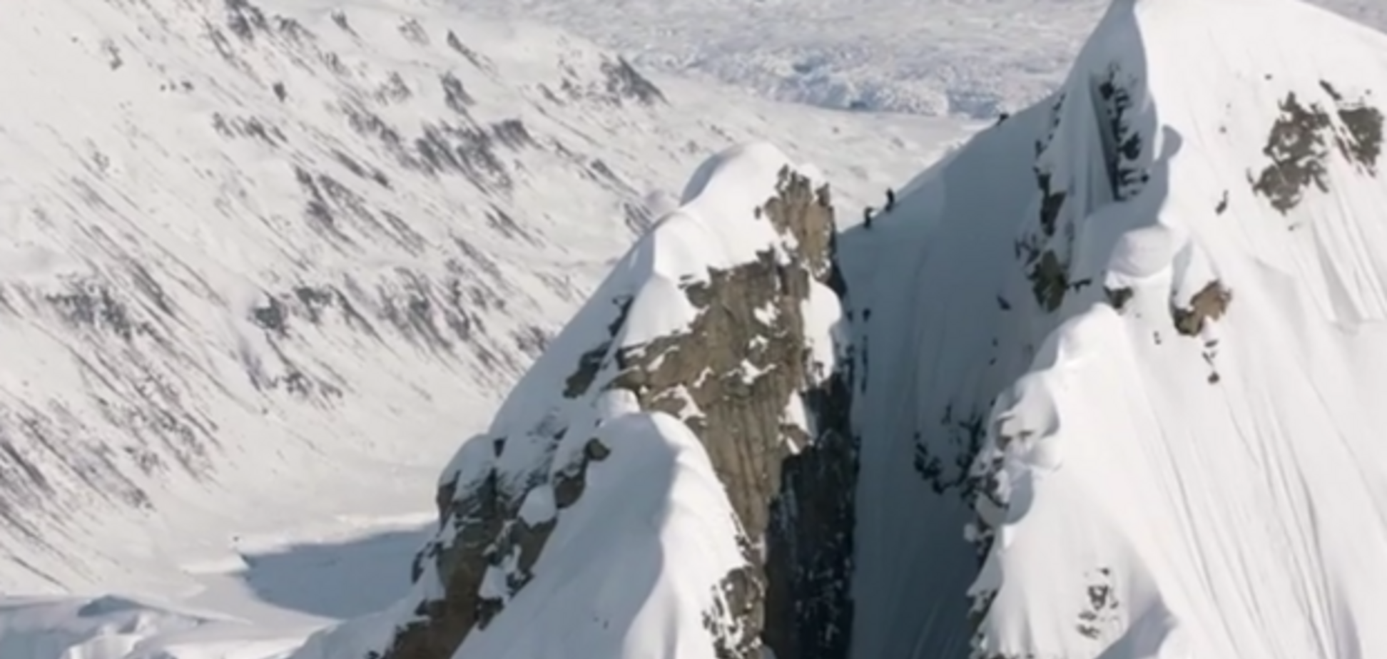 Появилось видео самого невероятного в истории спуска с горы на лыжах