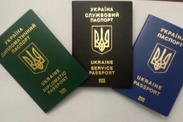 Климкин показал на фото новые украинские биопаспорта