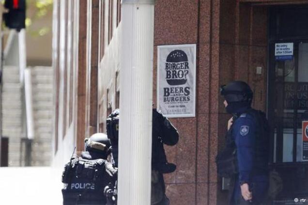 В Сиднее смертники взяли в заложники посетителей кафе и объявили о 4 бомбах в городе