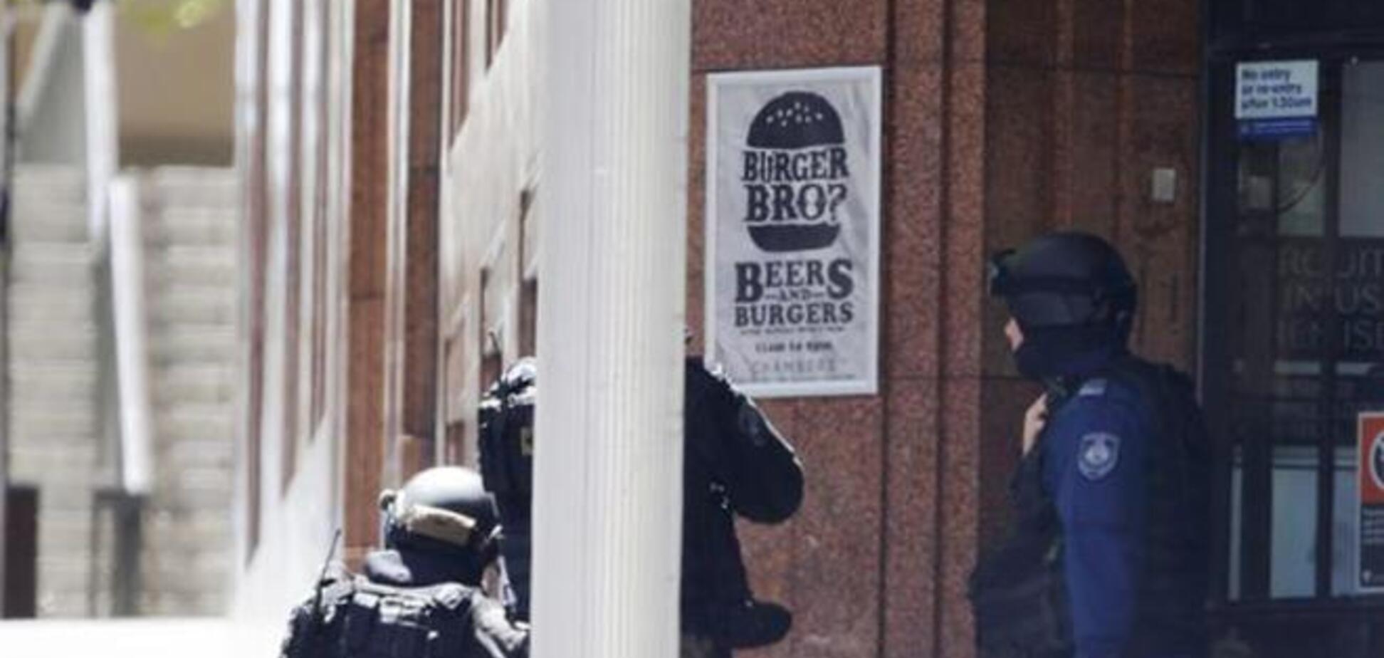 В Сиднее смертники взяли в заложники посетителей кафе и объявили о 4 бомбах в городе