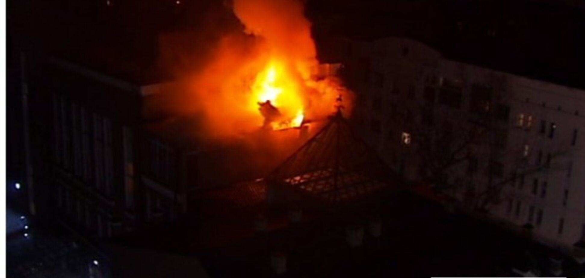 В Киеве горел банк: фото пожара