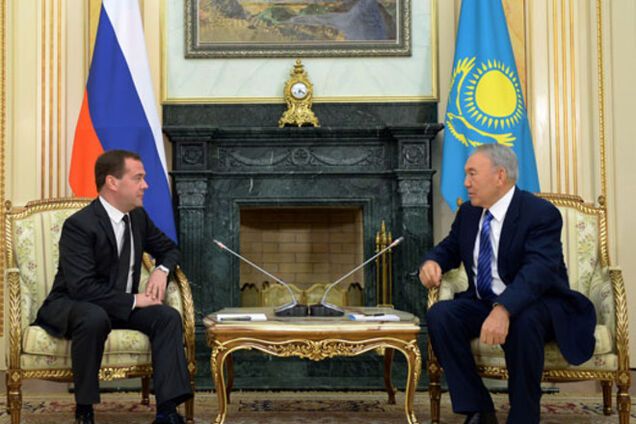 Мания величия. Медведев обул к Назарбаеву туфли на высокой платформе: фотофакт