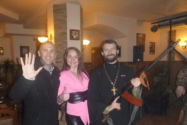 Донецкий священник с крестом похвастал фото с автоматом в кафе