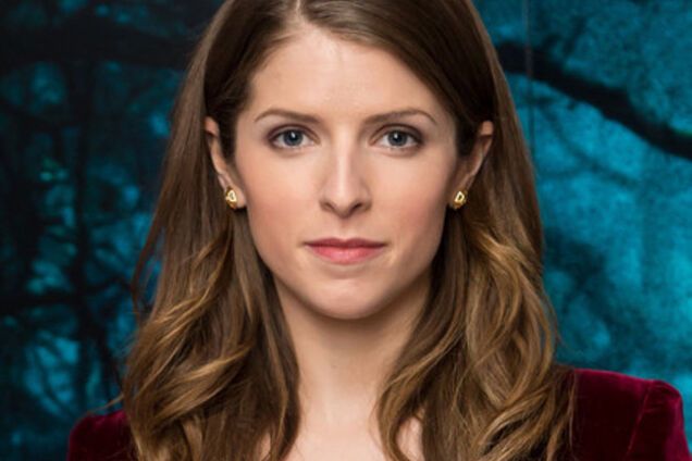 Анна Кендрик в кошмарном платье на презентации фильма