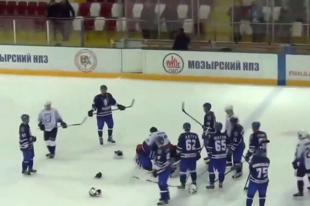 В Беларуси вратари устроили побоище вместо рукопожатия