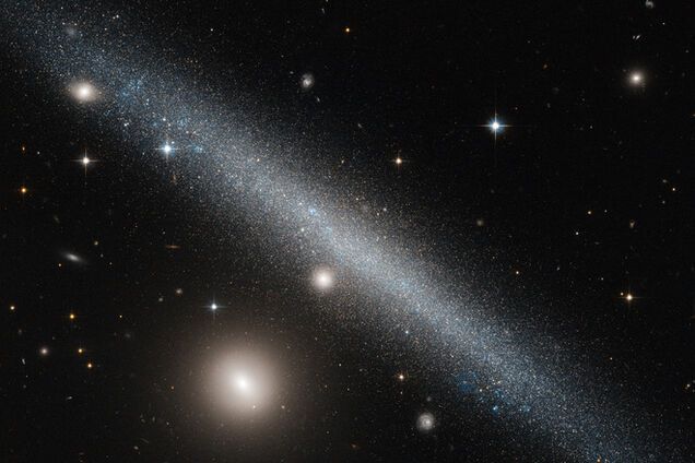 Телескоп Hubble заснял 'ребро' карликовой галактики