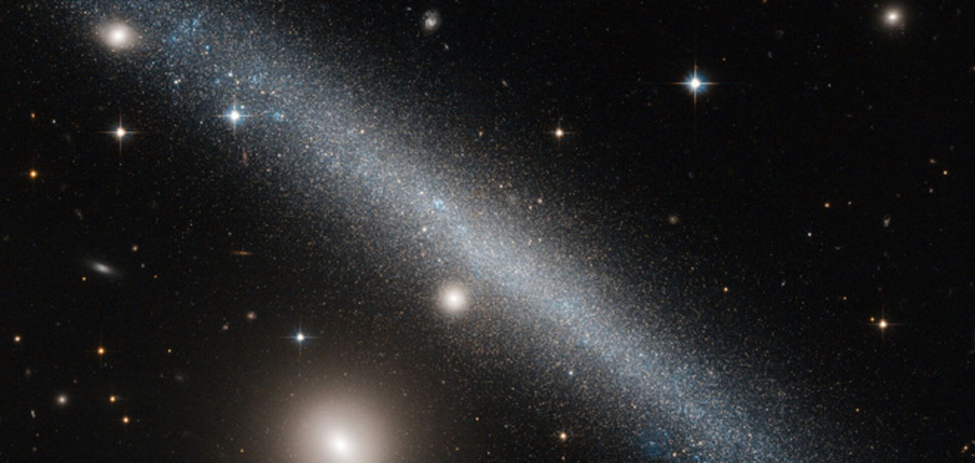 Телескоп Hubble заснял 'ребро' карликовой галактики