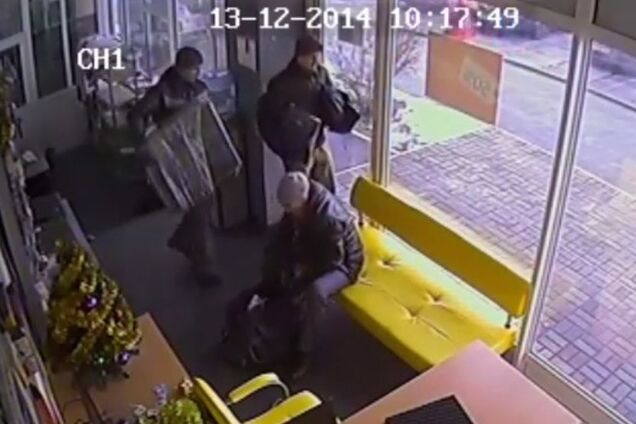 В Киеве ограбили сервисный центр на глазах у прохожих: опубликовано видео