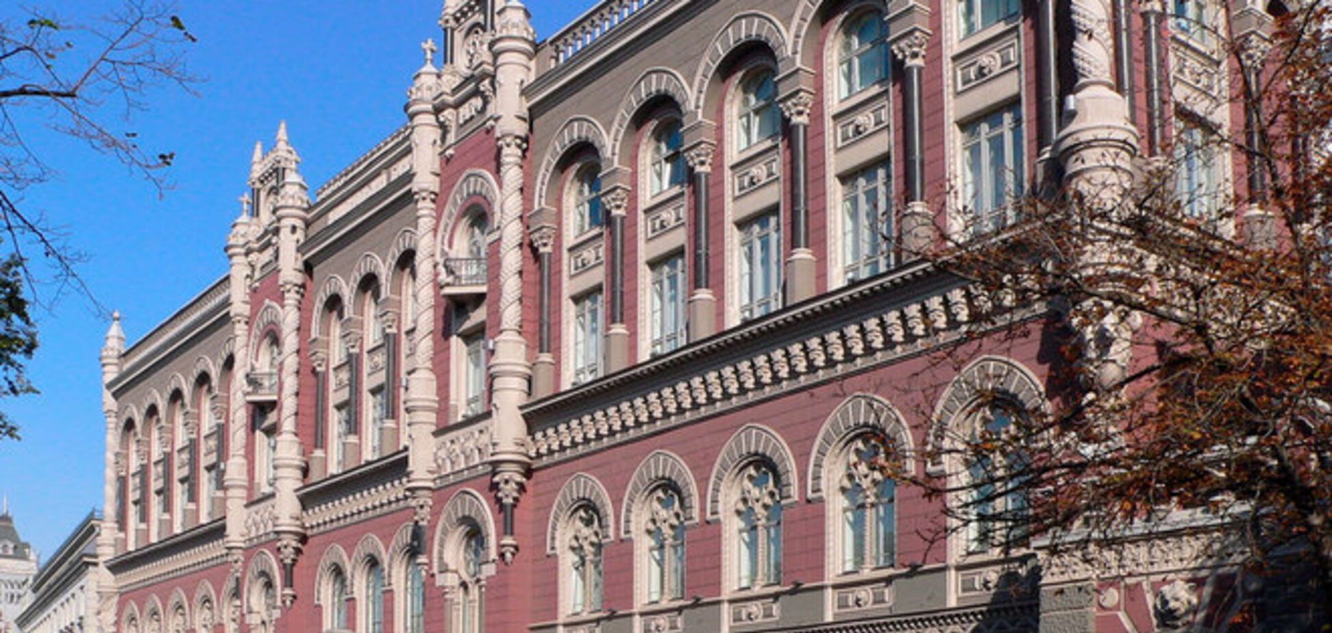 Нацбанк продолжает ослаблять курс гривни