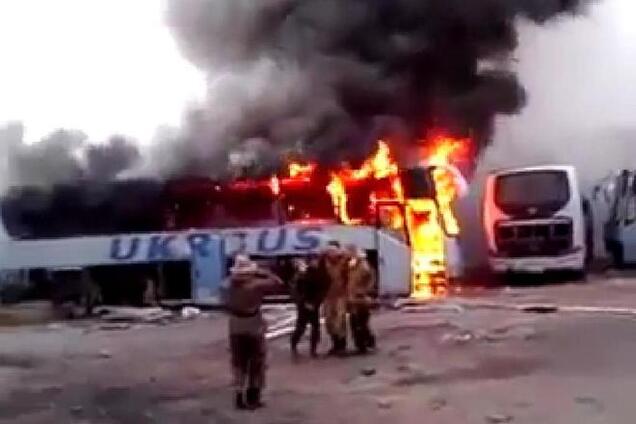 Боевики 'Новороссии' развлекаются, позируя на фоне горящего автобуса: опубликовано видео