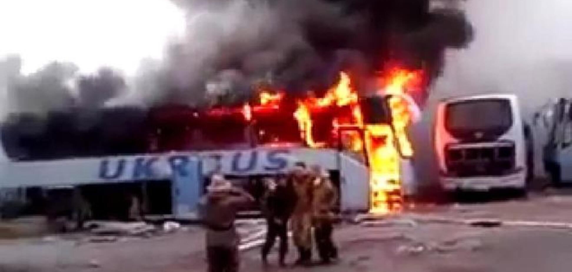 Бойовики 'Новоросії' розважаються, позуючи на тлі палаючого автобуса: опубліковано відео