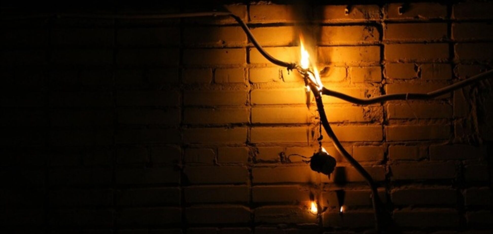 Яценюка попросили разобраться, почему 'аварийно' электроэнергию отключат только одним и тем же потребителям