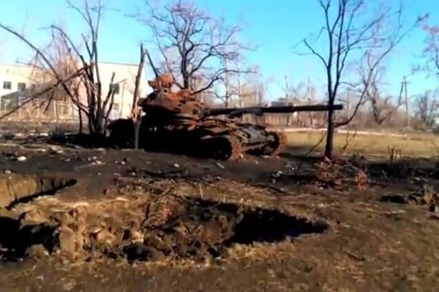 Боевики сняли на видео свою разбитую технику: танки и БТРы прятались у жилых домов